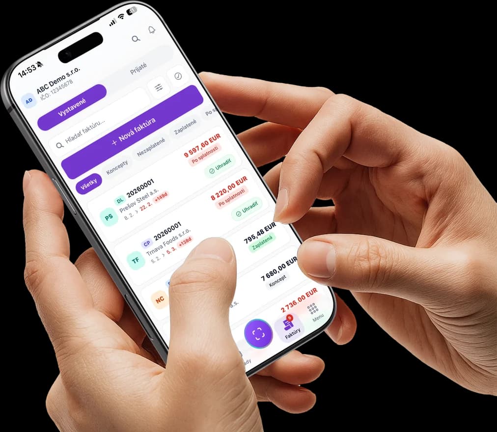 Ruce držící telefon s otevřenou aplikací eFaktura